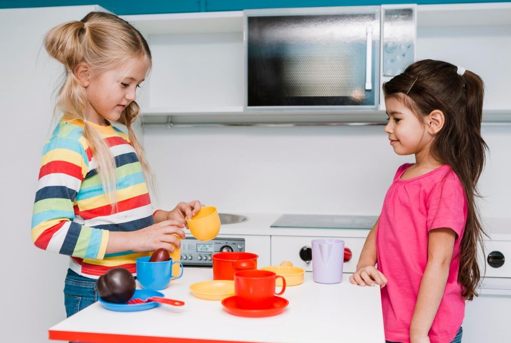 بهترین اسباب بازی‌های دخترانه: تأثیر آن‌ها بر رشد و خلاقیت کودکان